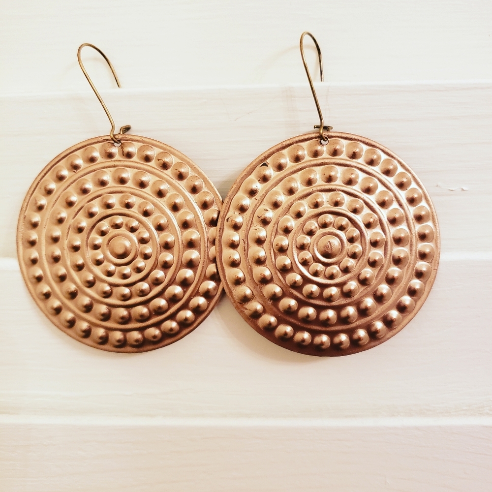 Round Wild Pattern Earrings - Picture 2 of 3